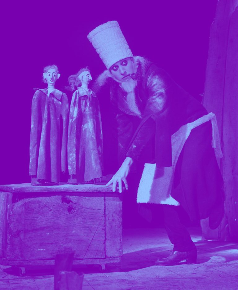 Un uomo con cappello a cilindro accanto a figure di scena, in duotone viola e azzurro