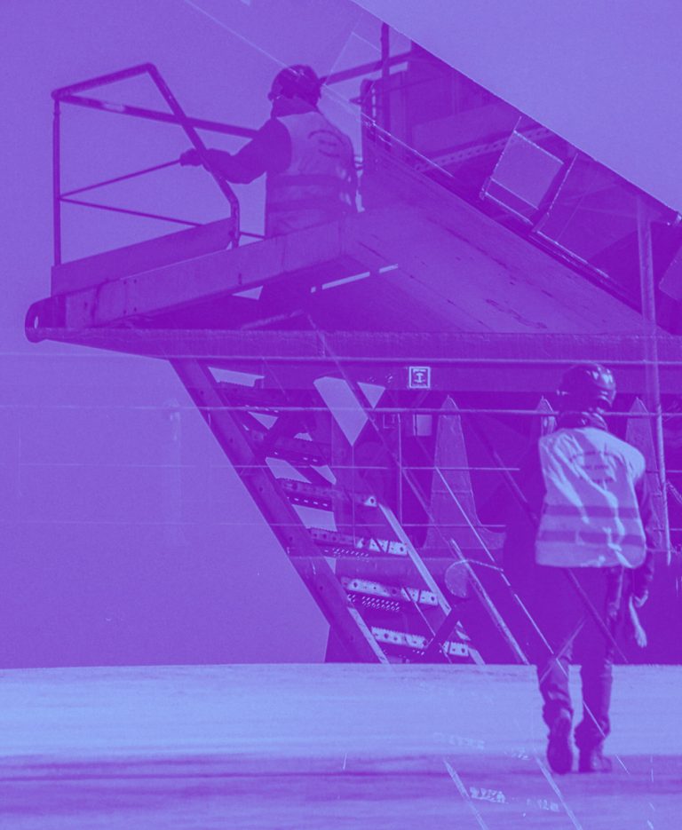 Due operai con il gilet ad alta visibilita su una scala di cantiere, in duotone viola e azzurro