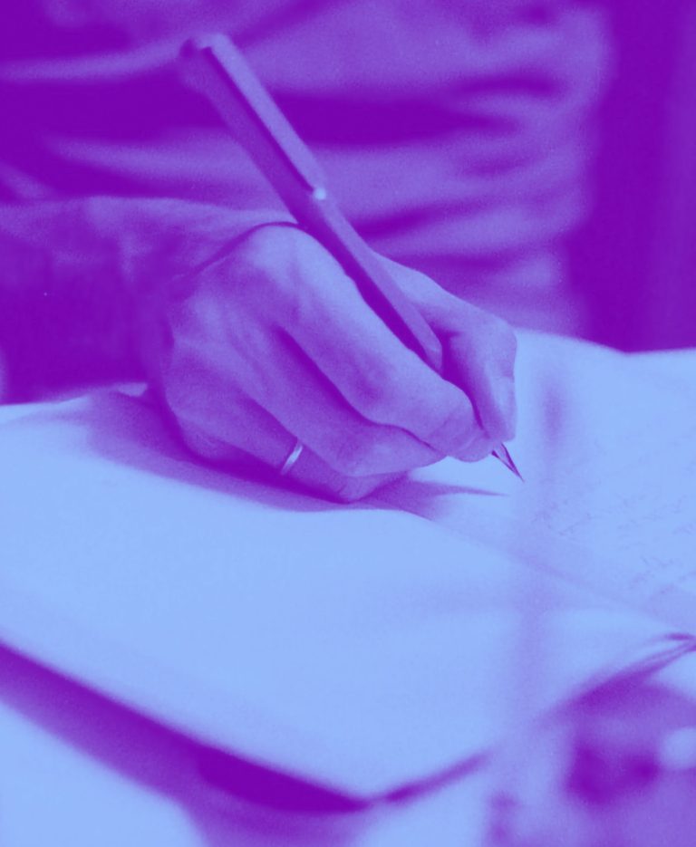 Una mano scrive a matita su un quaderno aperto, in duotone viola e azzurro
