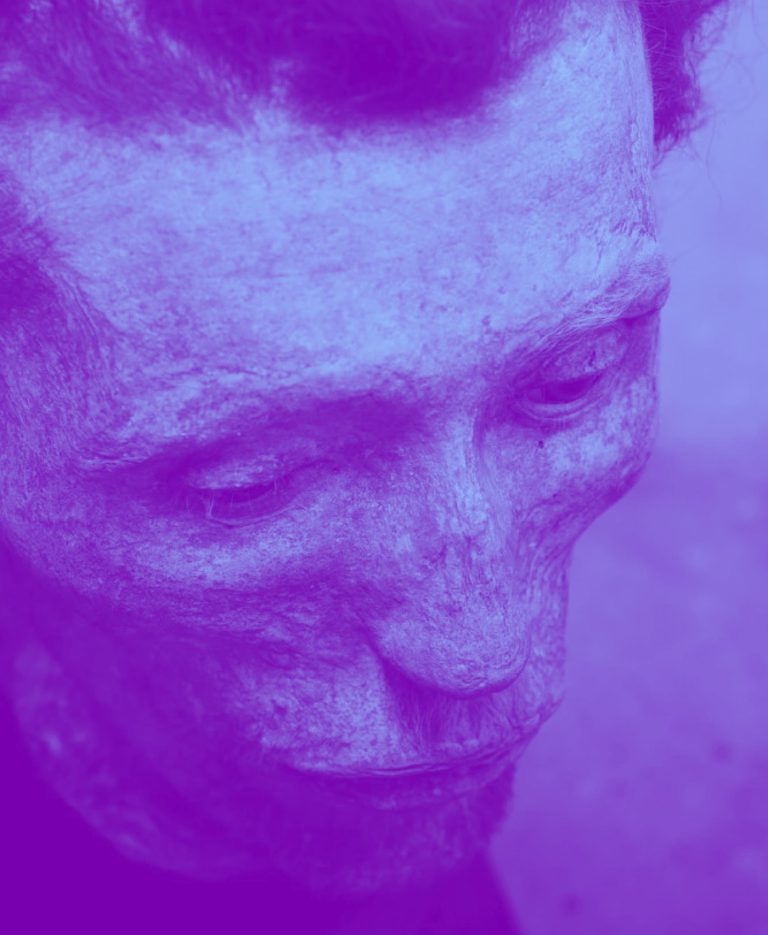 Il volto di un corpo pietrificato dalla tecnica di Paolo Gorini, in duotone viola e azzurro